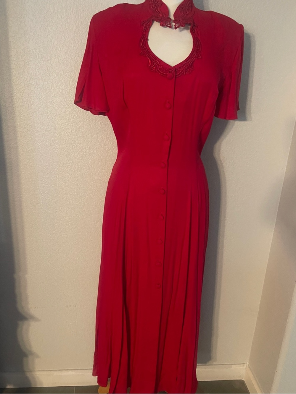 Classic Red Button-Front Midi Dress with Decorative Keyhole Collar